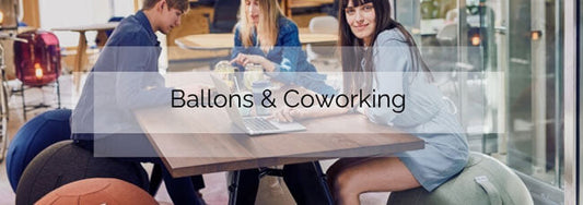Le ballon d'assise ergonomique dans un espace de coworking