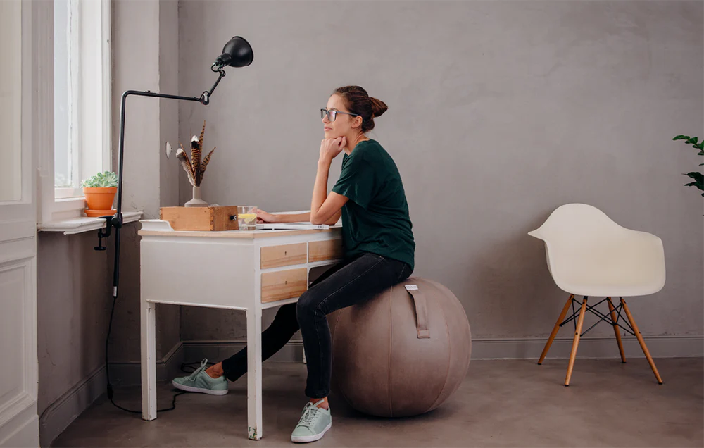Mise en situation du ballon d'assise confortable FEEL en similicuir