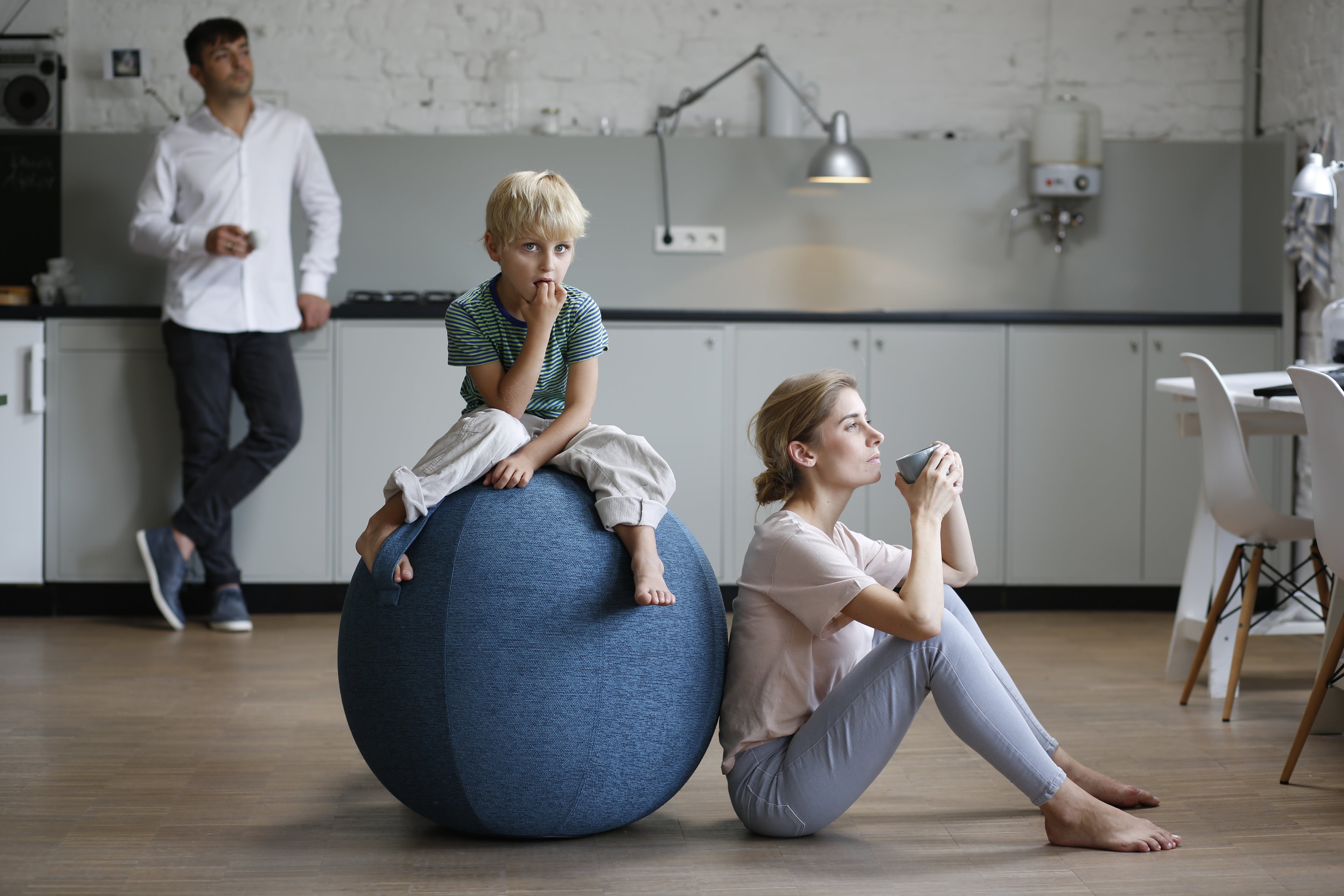 Le ballon d'assise en tissu polyester, une assise moderne pour le travail à la maison.