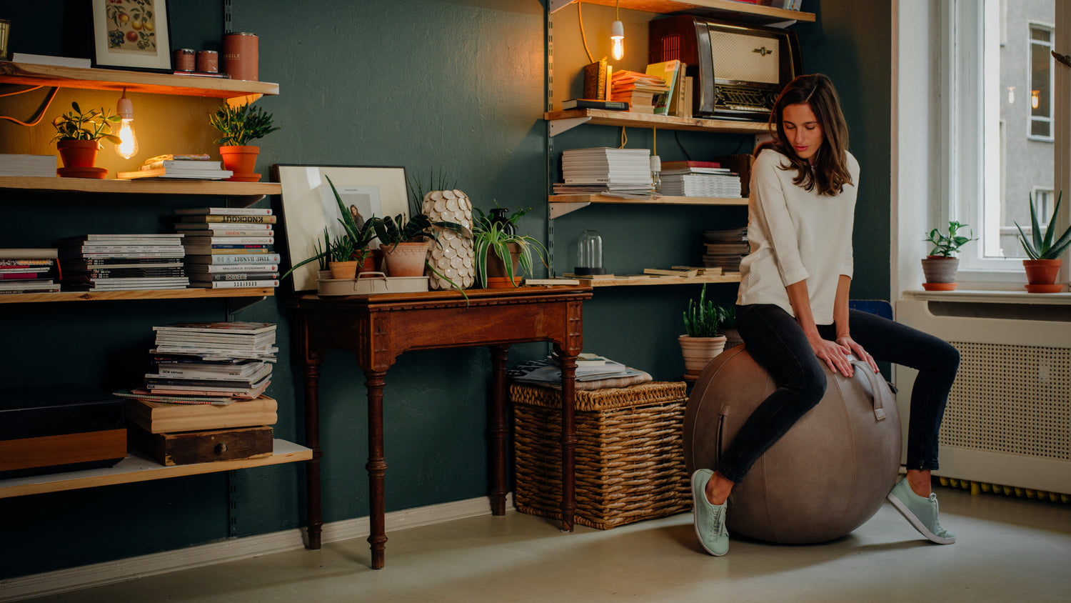 Améliorez votre posture de travail à la maison avec un ballon d'assise.