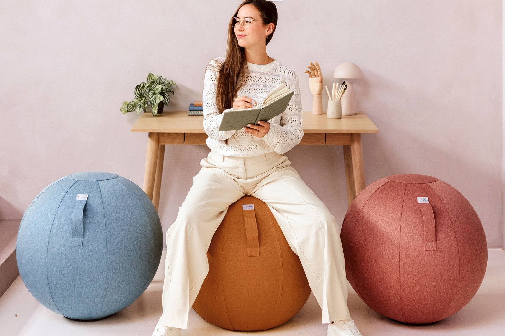 Découvrez nos ballons d'assise VIEV aux couleurs naturelles.