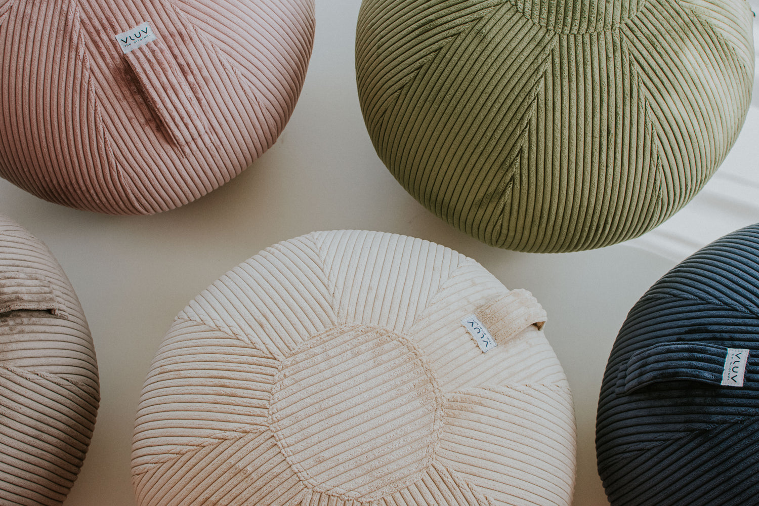 Découvrez notre gamme de ballon d'assise en revêtement velours côtelé.